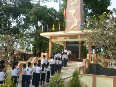 Công tác Trần Quốc Toản Thăm Gia đình chính sách - chăm sóc đài liệt sĩ phường Chánh Mỹ