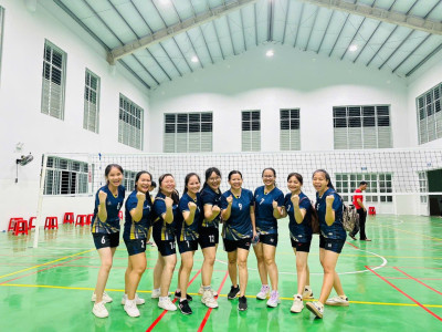 CHIẾN THẮNG RỰC RỠ CỦA ĐỘI BÓNG CHUYỀN NỮ TRONG TRẬN ĐẦU TIÊN BẢNG D.