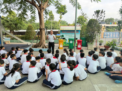Trường Tiểu học Chánh Mỹ Hướng Dẫn Học Sinh Bỏ Rác Thải Sinh Hoạt