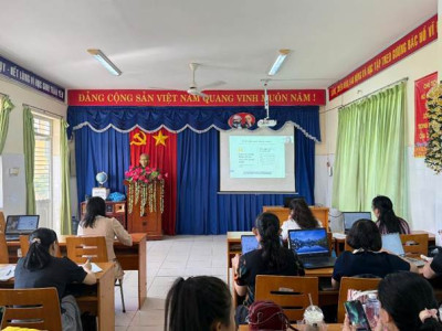 Cán bộ quản lý và giáo viên tập huấn AI sáng ngày 04/4/2026