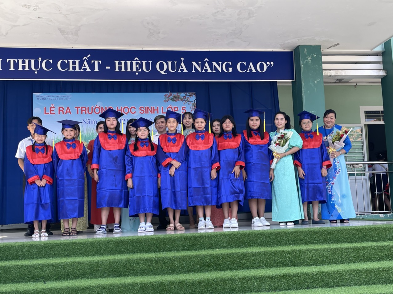Lễ ra trường học sinh Lớp 5.