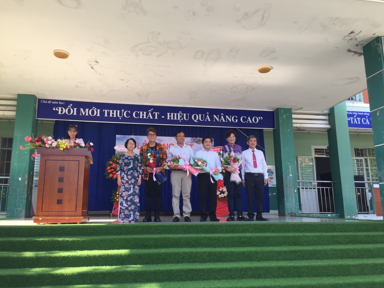 TANG HOA CHO MANH THUONG QUAN
