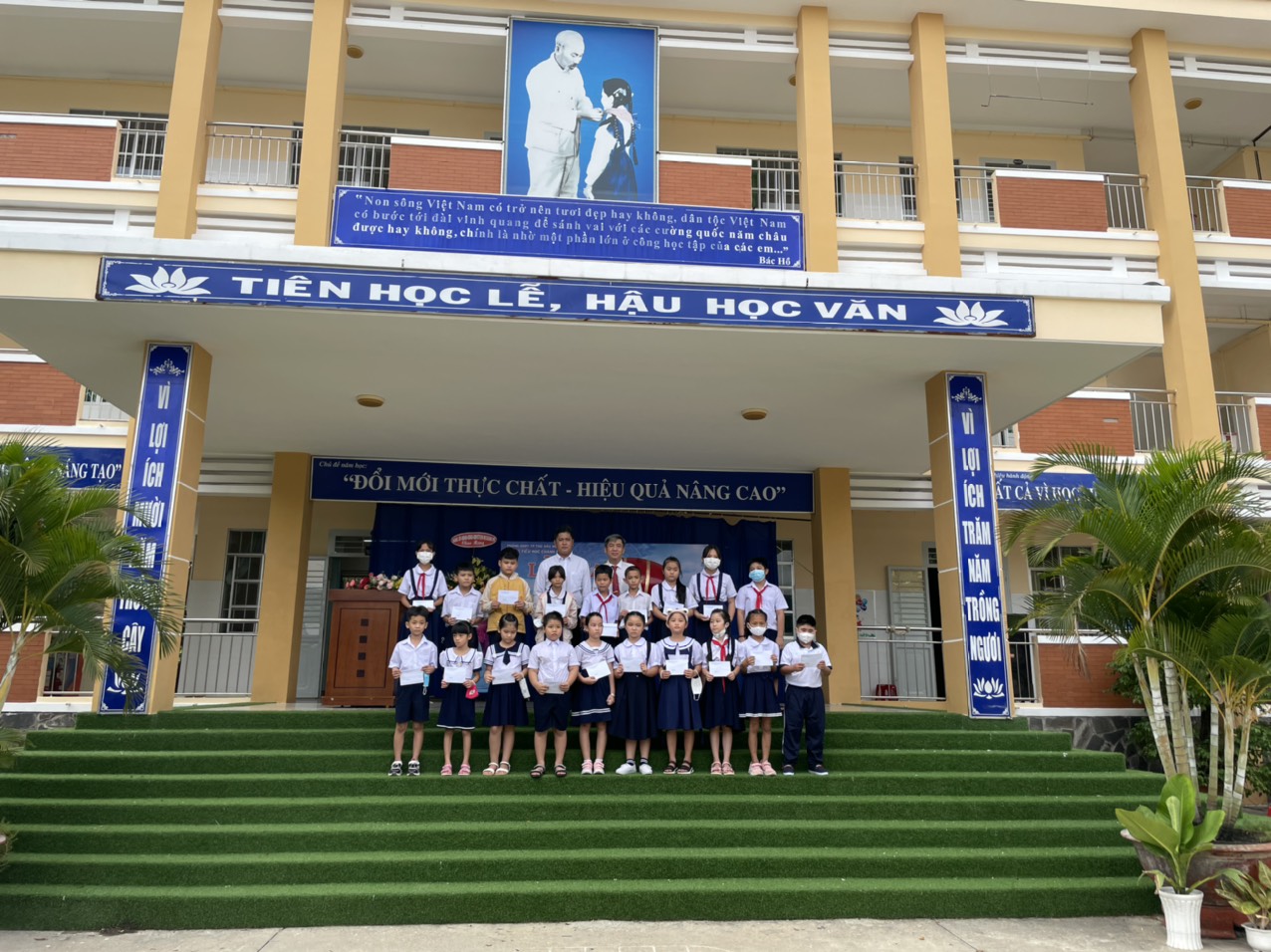 hoc sinh ngheo