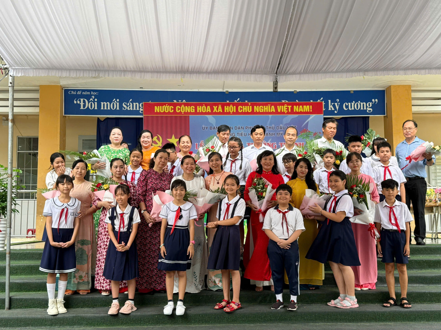 LỄ TRI ÂN VÀ TRƯỞNG THÀNH CHO HỌC SINH KHỐI 5- PHÁT THƯỞNG HỌC SINH TIÊU BIỂU