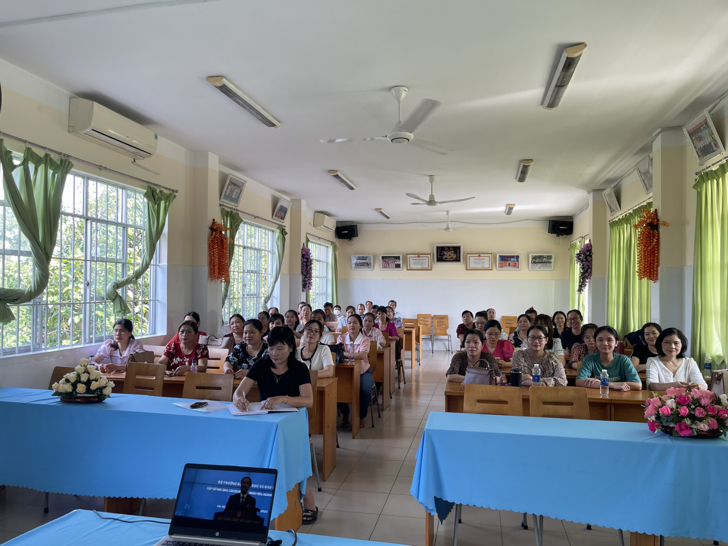 Cán bộ giáo viên,nhân viên tham gia Chương trình Bộ trưởng gặp gỡ nhà giáo, cán bộ quản lý, nhân viên.
