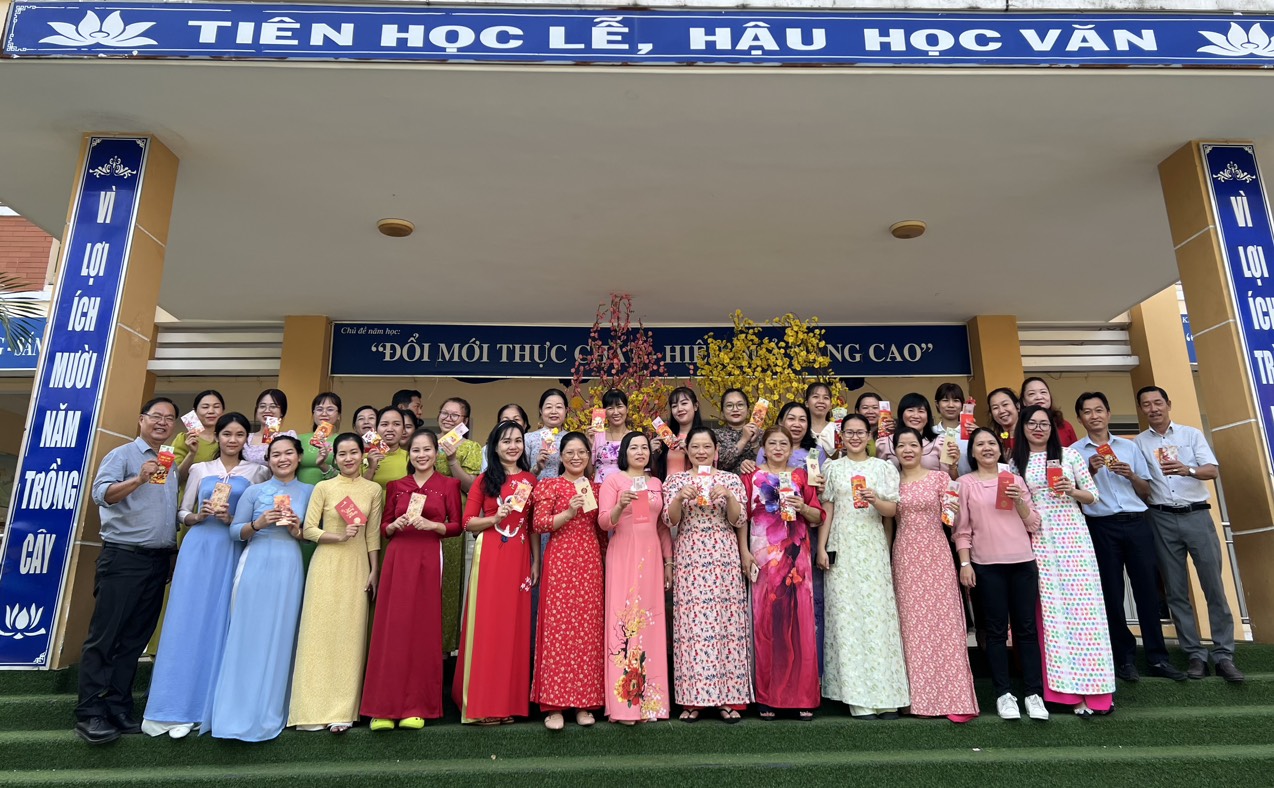 Hái Lộc Đầu Năm
