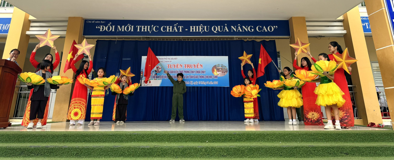 Tuyên truyền Hướng dẫn kiến thức PCCC, an toàn giao thông cho học sinh Tiểu học.