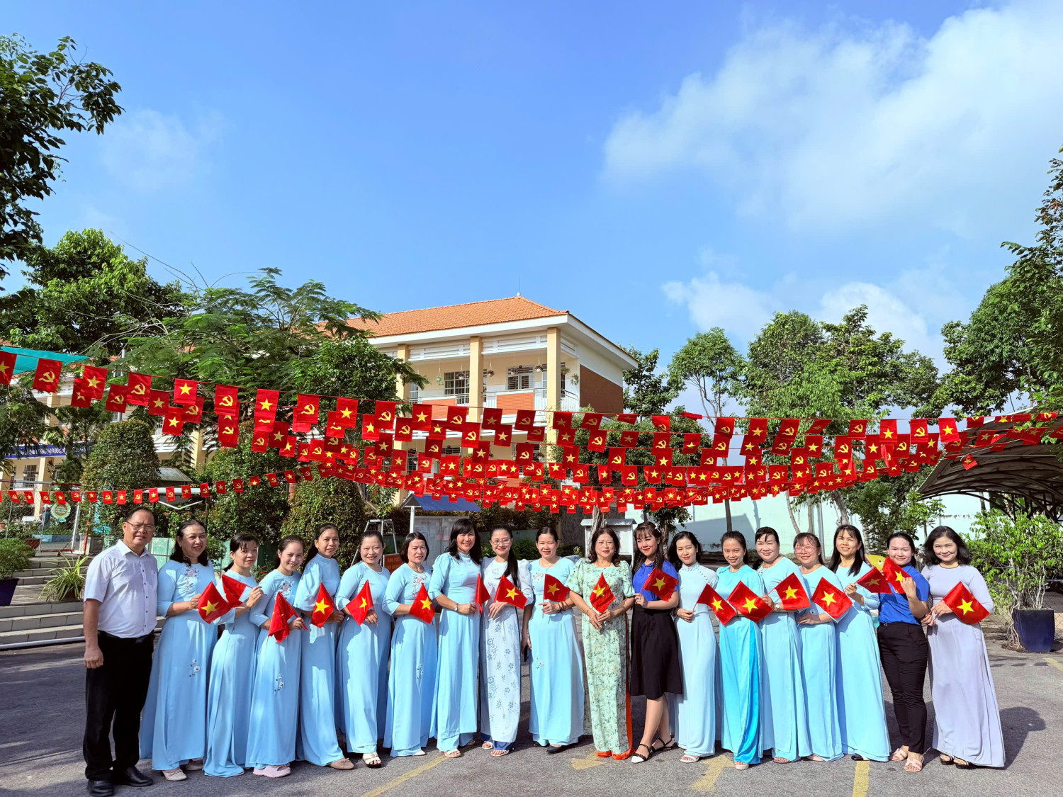 Tập Thể Thầy Cô, Học Sinh Chào Mừng Đại Lễ 30.4 và 1.5